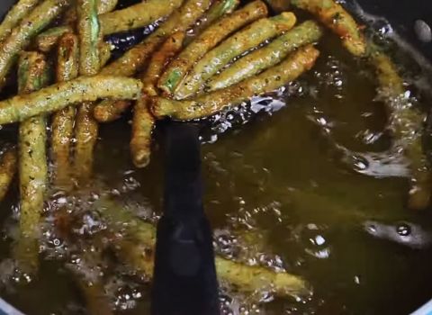 Heat Oil and Fry Green Beans